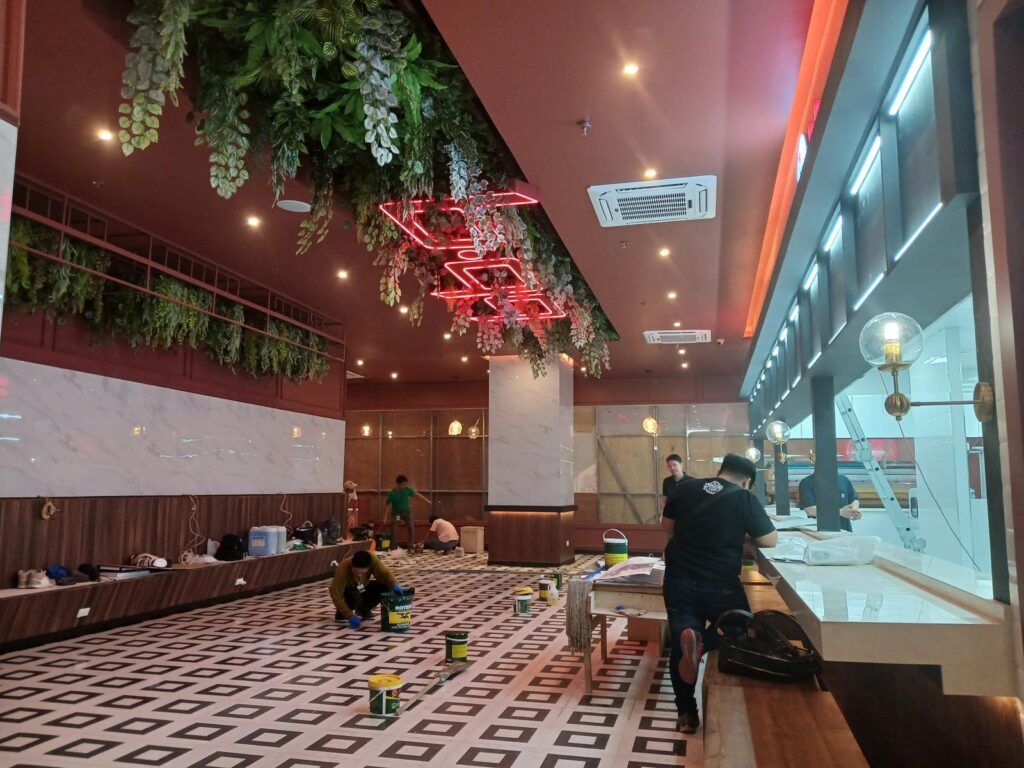 KB-그룹 마닐라 치킨 레스토랑 인테리어 | 세련된 브랜드 컨셉 완성