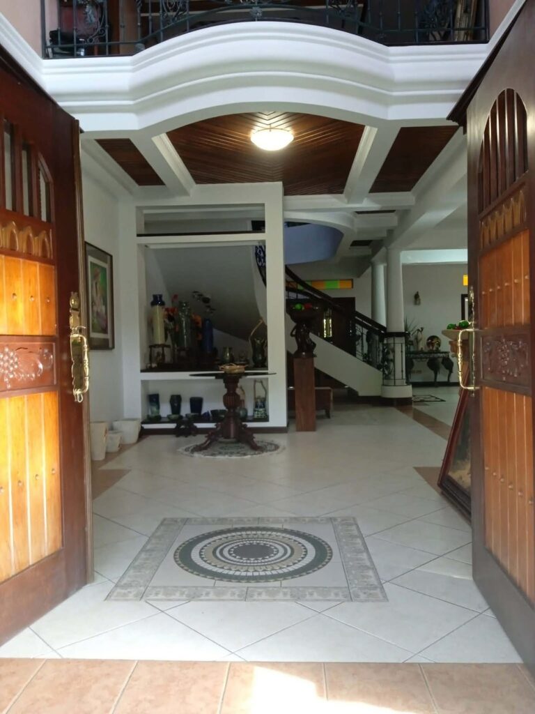 마닐라 아얄라 알라방 빌리지 4층 주택 매매 | 대저택급 고급 주거 부동산