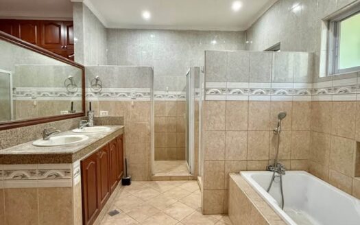 마카티 4침실 임대 | Urdaneta Village 중심가 위치 주택