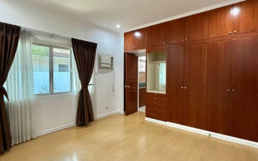 마카티 4침실 임대 | Urdaneta Village 중심가 위치 주택